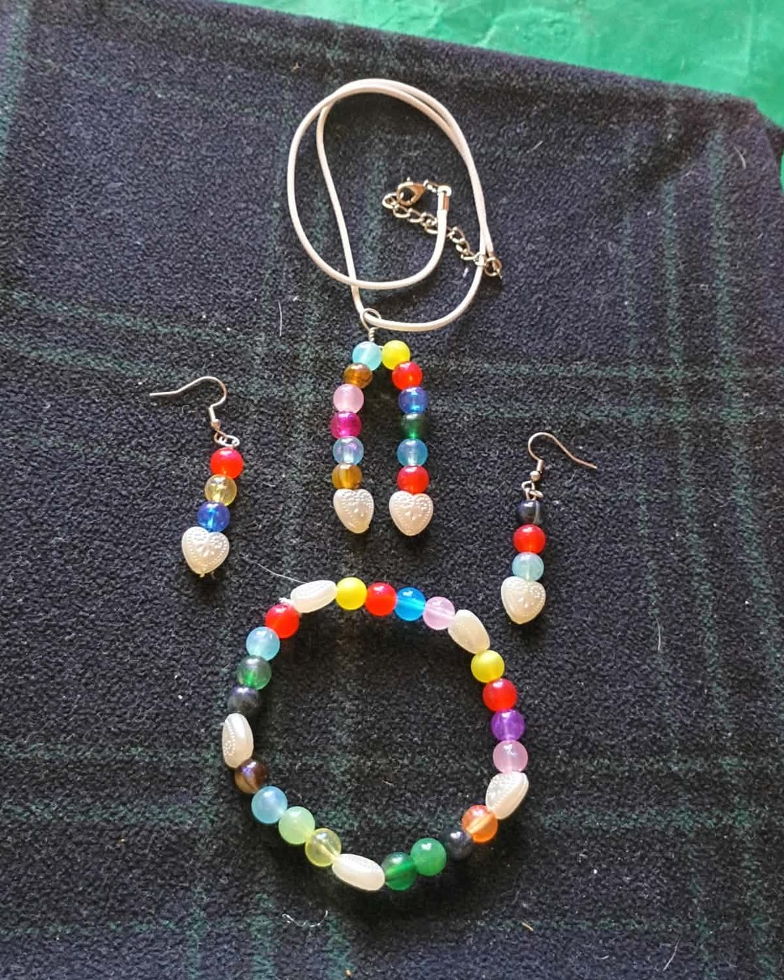 Necklace, bracelet and earrings of hearts and multicolored beads